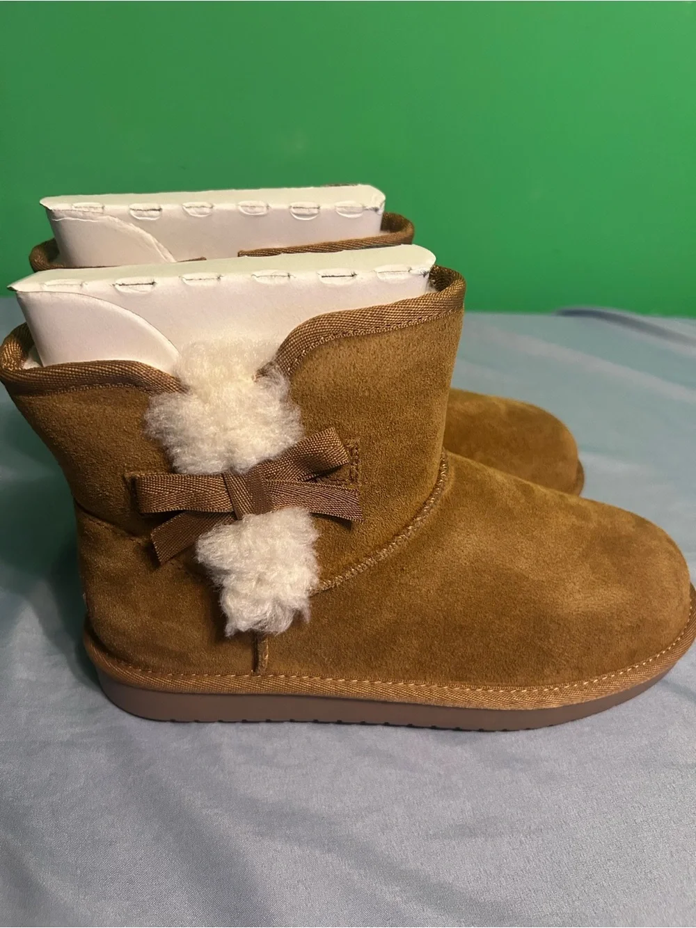 Girls size 4 Koolaburra UGG Chestnut suede mini Victoria boots